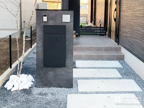 外観に調和する重厚感のある門柱デザイン