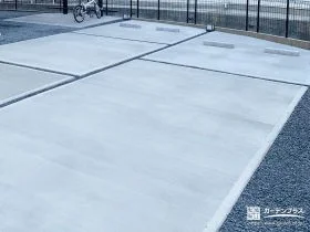 土間コンクリートで舗装した広い駐車スペース