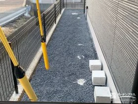 防草シートと砂利で雑草対策した犬走り