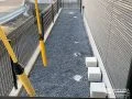 防草シートと砂利で雑草対策した犬走り