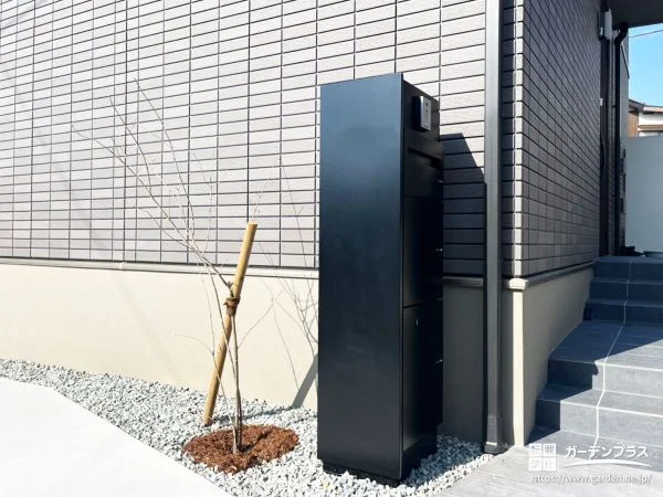 機能をまとめた省スペース門柱
