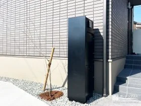 機能をまとめた省スペース門柱