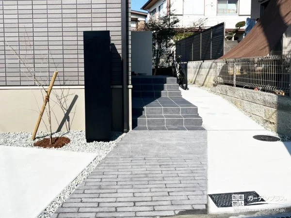 斜めのアプローチがおしゃれでモダンな新築外構
