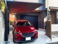 木目調が統一感のあるおしゃれな駐車スペース
