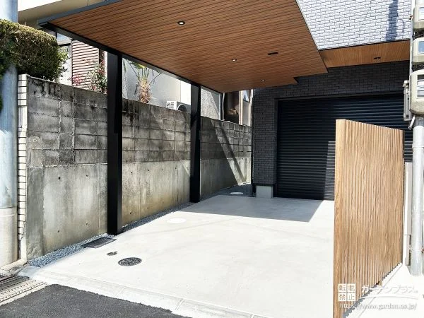 建物の外観に調和するブラックと木目調を基調にした新築外構