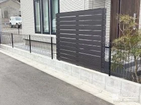 外からの視線をやわらかく遮る木目調の目隠しフェンス[施工後]