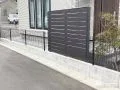 外からの視線をやわらかく遮る木目調の目隠しフェンス
