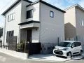 お子様の飛び出し防止や防犯性を考慮したセミクローズの新築外構