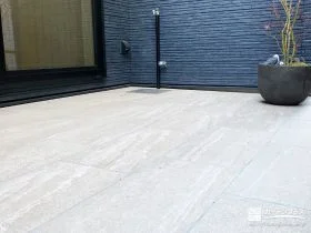 室内からのつながりを意識したタイルデッキ[施工後]