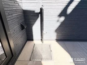 足元をすっきりと見せながら動線の邪魔にならない立水栓[施工後]