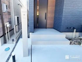 ブラックポリカーボネート屋根のカーポートが主役の新築外構