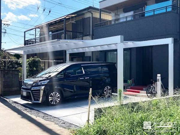 すっきりとした印象のフレームが特徴のカーポートを設置した工事