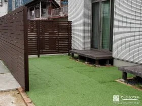 ナチュラルな木目調フェンス設置と人工芝敷設で整えたお庭工事