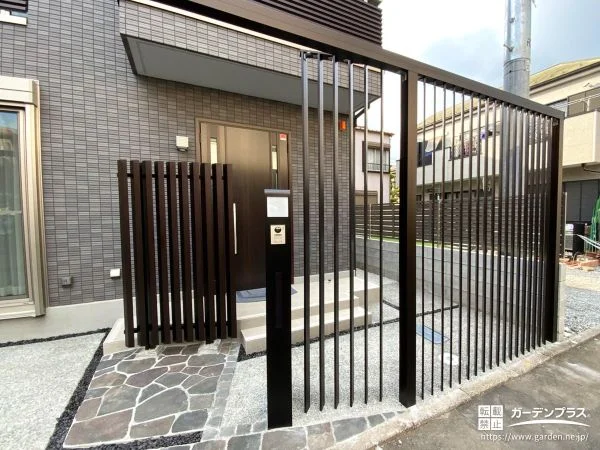 縦格子フェンスと乱形石張りで上質に仕上げた玄関まわり工事