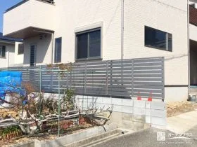 スリット入りの目隠しフェンス[施工後]