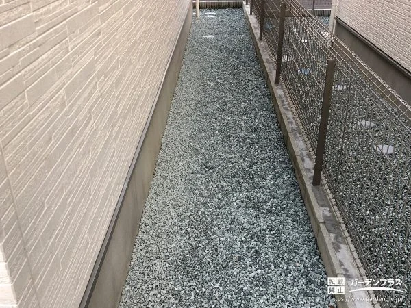 雑草の発生を抑制して日々のお手入れの手間を軽減した犬走り工事