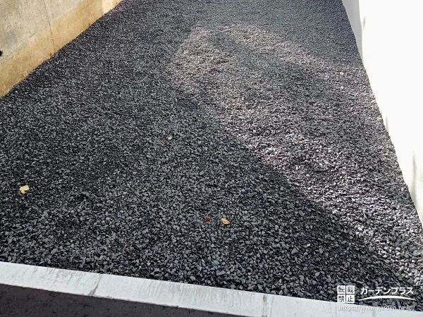 砂利の飛び出しを民地石を用いて飛び出さないよう仕上げた工事