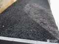 砂利の飛び出しを民地石を用いて飛び出さないよう仕上げた工事