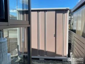 明るいカラーの扉がお庭空間に自然と馴染む物置の設置工事