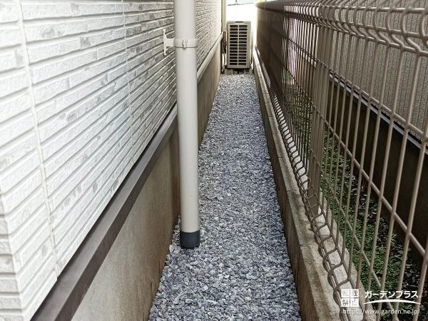 明るい印象に空間を整え雑草の発生を抑制した白砂利敷設工事