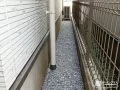 明るい印象に空間を整え雑草の発生を抑制した白砂利敷設工事