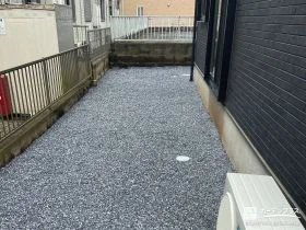 雑草の発生を抑制した犬走り[施工後]