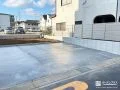 道路際まで広々と使える駐車スペースと目隠しフェンス工事