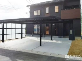 広々とした駐車スペースへのフラット屋根のカーポート設置工事