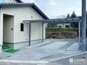 スリットでアクセントを加えたコンクリートの駐車スペース工事