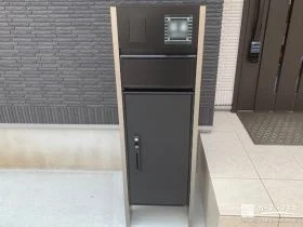スリムな形状に多機能がまとまった機能門柱[施工後]