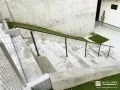 階段に取り付けた歩行補助手すり