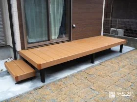 天然芝のお庭に面するウッドデッキ[施工後]