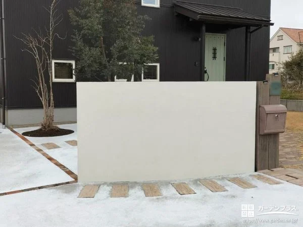 塗装仕上げの造作門柱が上品な印象を与える玄関周りの工事