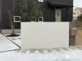 塗装仕上げの造作門柱が上品な印象を与える玄関周りの工事
