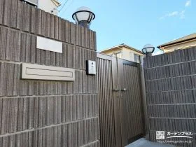 重厚感とやさしい灯りで迎える、外構の“顔づくり”