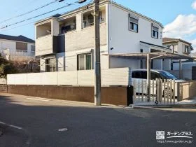 囲っても重く見せない。軽やかに整える目隠し設計