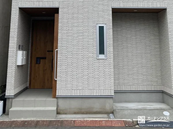 No.29010 手すりの設置と足元を整ることで安心感を高めた玄関まわり工事[施工後]