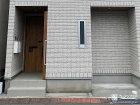 手すりの設置と足元を整ることで安心感を高めた玄関まわり工事