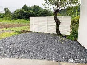 駐車スペースに砂利を敷設し水はけの良い地面に整えた工事