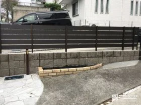 可愛らしいサイズ感のレンガの花壇[施工後]