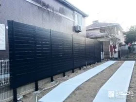 無駄を削ぎ落とした轍の駐車スペースデザイン[施工後]