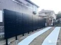 無駄を削ぎ落とした轍の駐車スペースデザイン