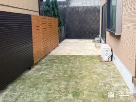 乱形石張りと天然芝張りを組合わせたお庭[施工後]