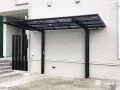 直線で整える、ブラックのサイクルポート