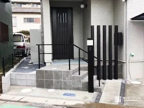 玄関前で動線を整える、門柱と手すりの工夫[施工後]