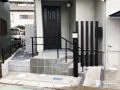 玄関前で動線を整える、門柱と手すりの工夫