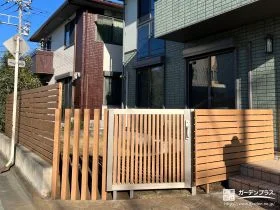 ナチュラルデザインの木調フェンスと門扉で囲んだお庭工事