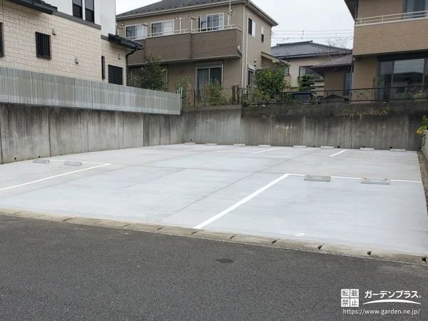 フラットで広々とした駐車スペースをライン引きで整えた工事