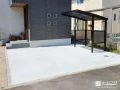 広々とした土間コンクリートの駐車スペース