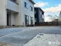 足元を平らに整えた駐車スペース